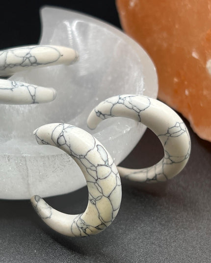 Howlite Pincher Gauges, white and black (pair)