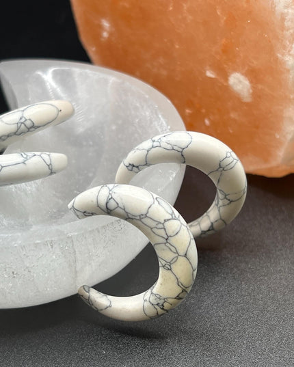 Howlite Pincher Gauges, white and black (pair)