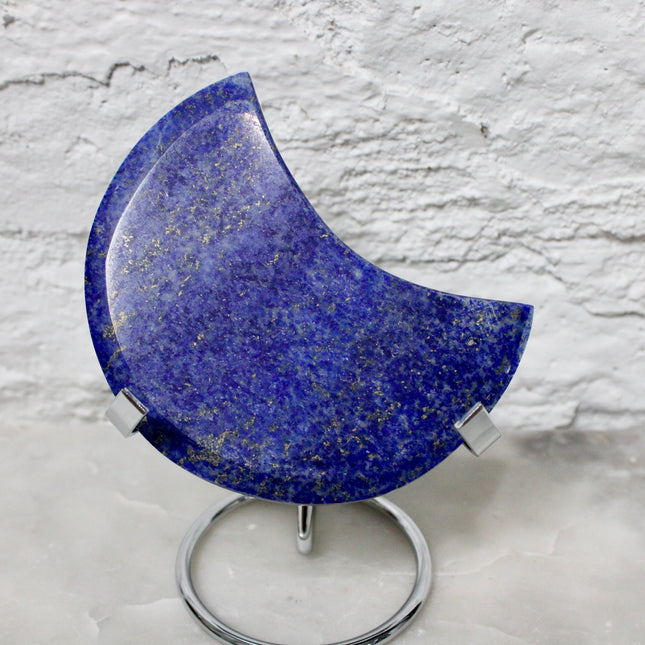 Crescent-shaped blue lapis held by a hand with text indicating size and option.