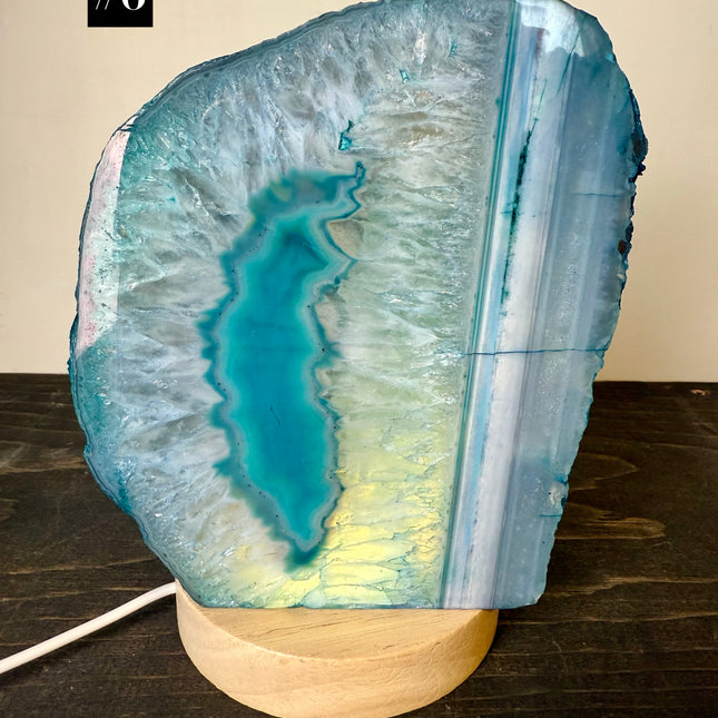 Geode-shaped lamp with a natural stone design on a wooden base