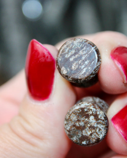These Double Flare Brown Snowflake Obsidian Plugs bring together natural stone beauty and meaningful energy—perfect for everyday wear, spiritual practice, or anyone seeking balance with a striking, earthy edge.