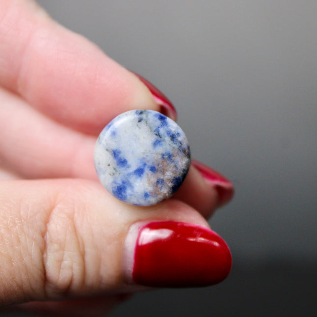 These Sodalite Double Flared Plugs bring natural beauty and calming energy to your stretched ears. Perfect for everyday wear or spiritual intention, they offer both style and substance.