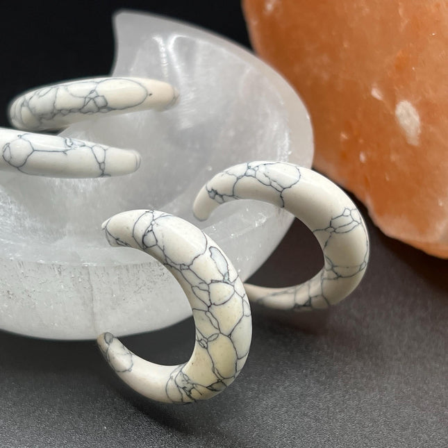 Howlite Pincher Gauges, white and black (pair)