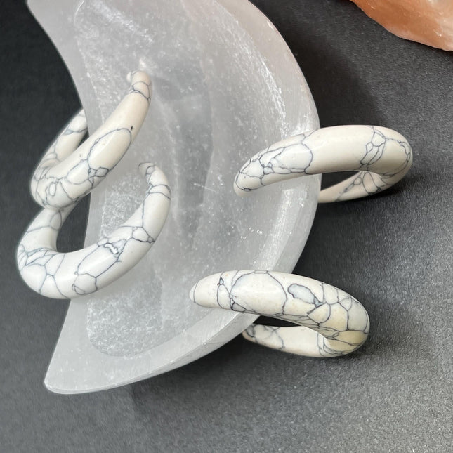 Howlite Pincher Gauges, white and black (pair)