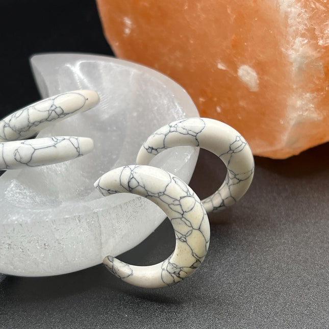 Howlite Pincher Gauges, white and black (pair)