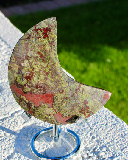 Dragon’s Blood Stone Moon – Natural Polished Crystal Moon with Display Stand, Decorative Stone Carving, Red and Green Stone Display