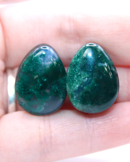 These Moss Agate Tear Drop Plugs are hand-carved from genuine moss agate, showcasing unique green hues and natural, moss-like patterns within the stone. The tear drop shape offers a stylish alternative to traditional round plugs, and the double flare design ensures a secure, comfortable fit without the need for O-rings.