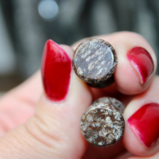 These Double Flare Brown Snowflake Obsidian Plugs bring together natural stone beauty and meaningful energy—perfect for everyday wear, spiritual practice, or anyone seeking balance with a striking, earthy edge.